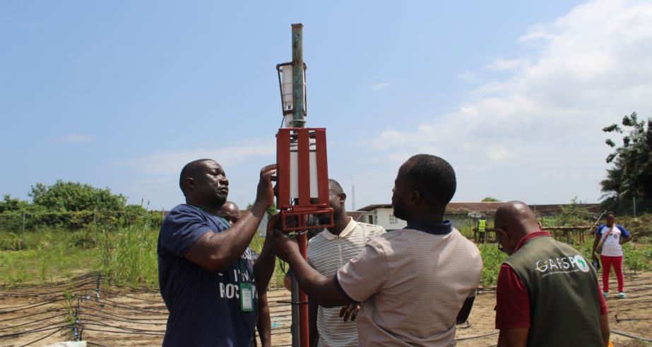 CARI‑RESADE Project’s technical team installs advanced scientific sensors at the Best Practice Hub in Buchanan to monitor soil moisture, water quality, and weather conditions affecting crop growth. The installation marks a key step in strengthening evidence‑based farming practices and supporting climate‑smart agriculture in Liberia.