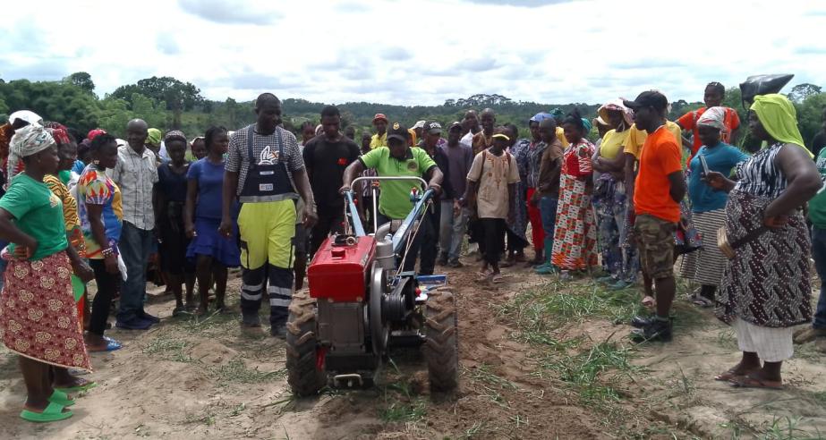 CARI technicians trained more than 100 farmers from 10 cooperatives in Bong County on site selection and land clearing, utilizing simple farm machinery to enhance efficiency and promote modern agricultural practices.