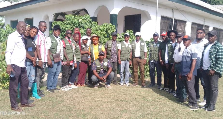 The arrival of Director General Dr. Arthur Bob Karnuah, accompanied by CARI management staff and researchers, standing before the field office at the Beeplay hub in Buuyao District, Nimba County.   
