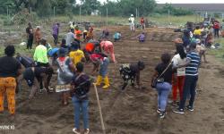 Farmers carrying out soil amendments using the biochar technology transfer at the RESADE - CARI Best Practice Hub near the Grand Bassa University campus in Buchanan